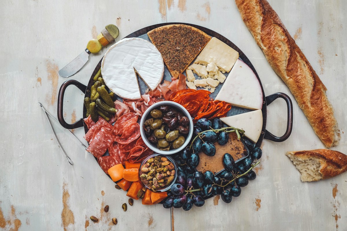 Peynir, zeytin ve şarküteri tabağı