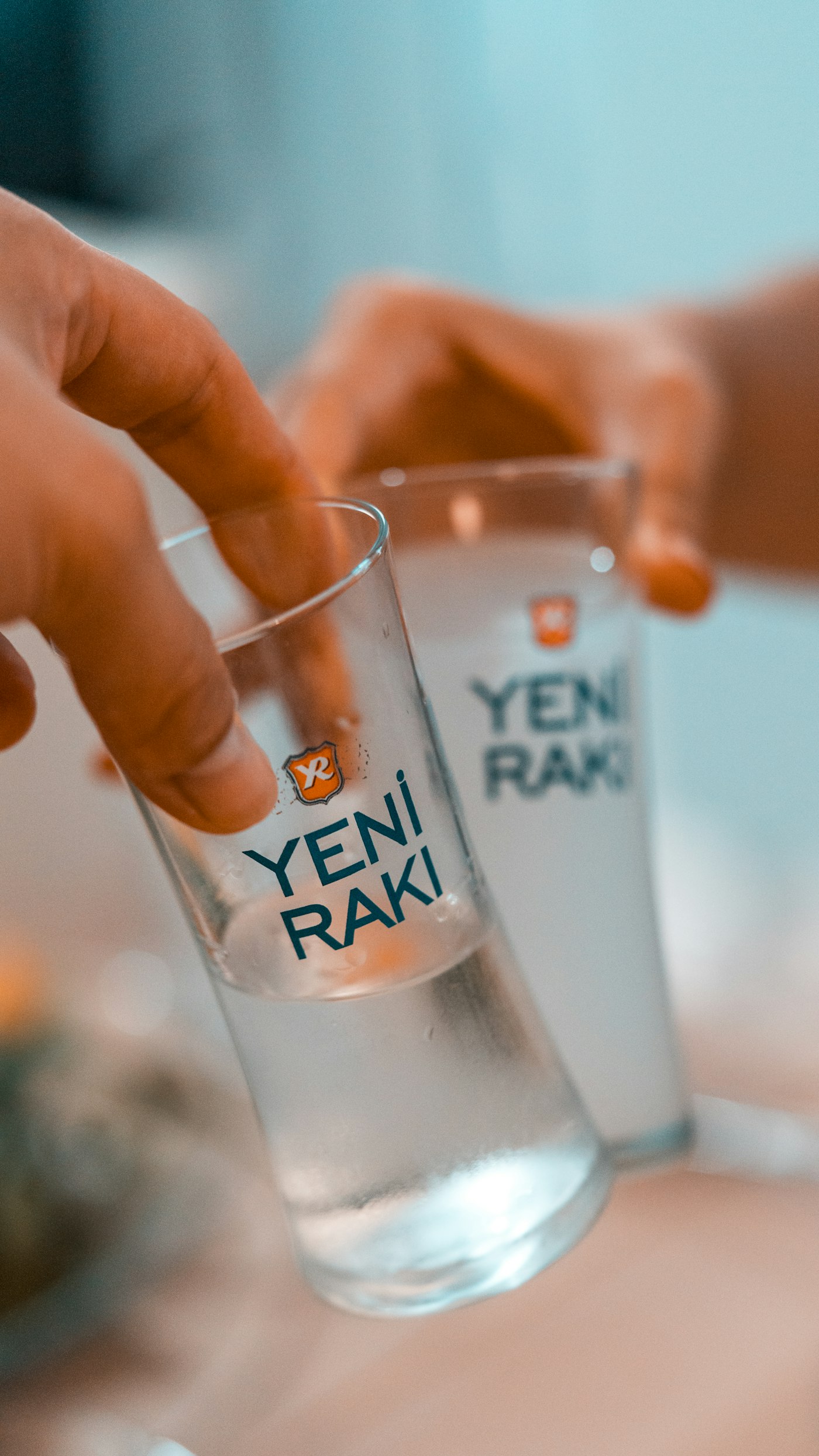 İki rakı bardağı tokuşturuluyor