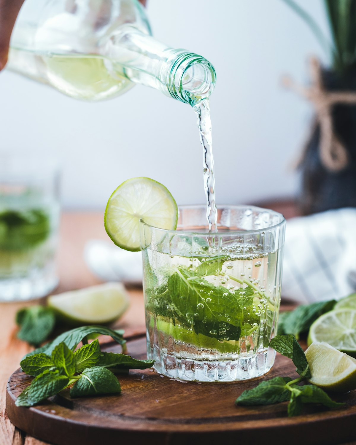 Nane ve misket limonlu bardağa içki dolduruluyor
